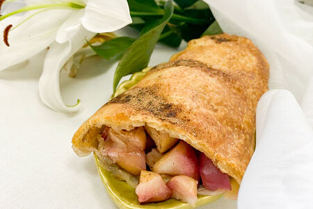 Штрудель с яблоком и корицей