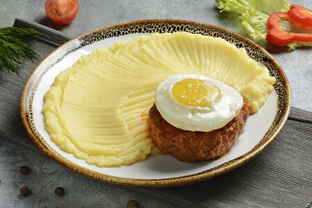 Бифштекс с гарниром