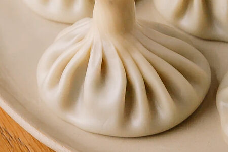 Хинкали с сыром и зелёной аджикой 