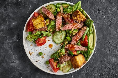 Салат со стейком и бадриджани