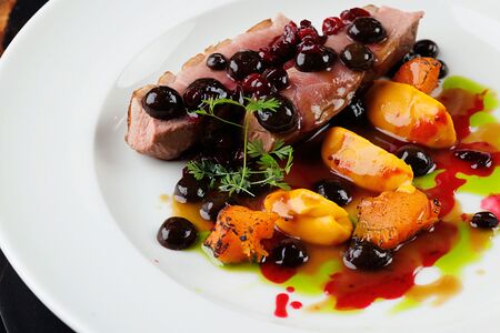 Утка с пюре из батата, кремом из чернослива и клюквой