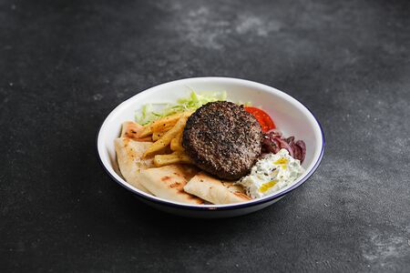 Пита на тарелке с бифштексом из говядины