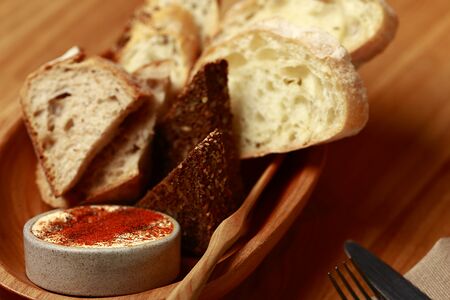 Ремесленный хлеб с копченым маслом