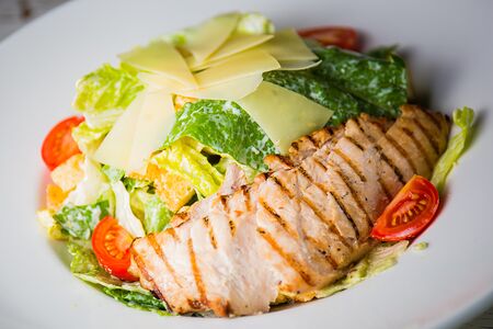 Салат Цезарь с курицей