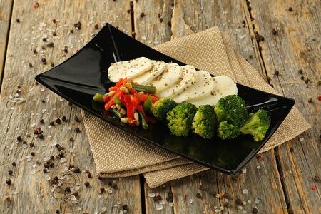 Салат брокколи с моцареллой