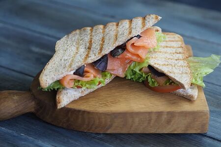 Сэндвич с лососем и творожным сыром