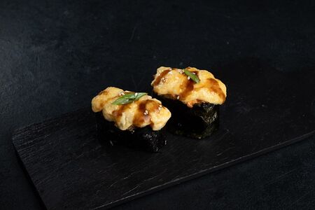 Запеченные суши с мидиями