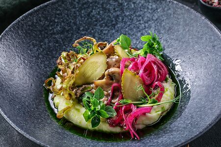 Бефстроганоф с картофелем, грибами и пастой из трюфеля