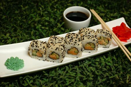 Острый ролл с лососем