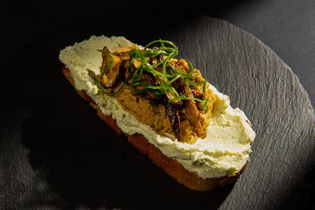 Брускетта с куриным риетом и шиитаке