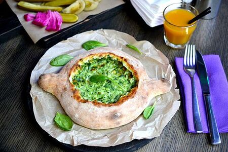 Хачапури по-аджарски со шпинатом и сыром