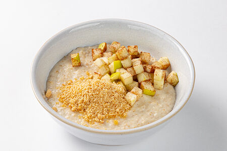 Каша овсяная с яблоками и корицей