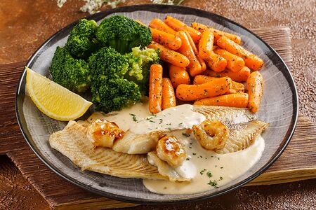 Филе тилапии с овощами и деревенским соусом