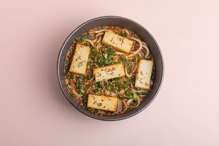 Томатный суп с жареным тофу