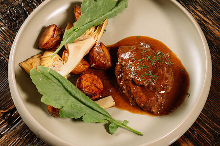 Телячьи щечки с артишоками и картофелем беби