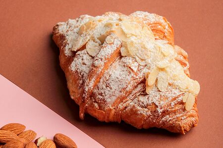 Круассан миндальный
