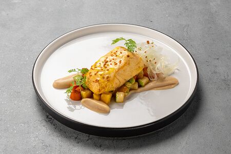 Лосось, запеченный в апельсиновом соусе, с рататуем юдзу и маринованным фенхелем