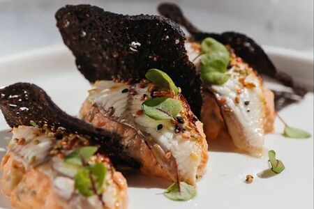 Тартар из чавычи с обоженным угрем, спайси-соусом и соком юдзу