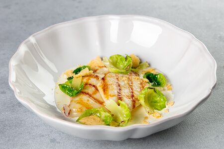 Кальмар на гриле, брюссельская капуста