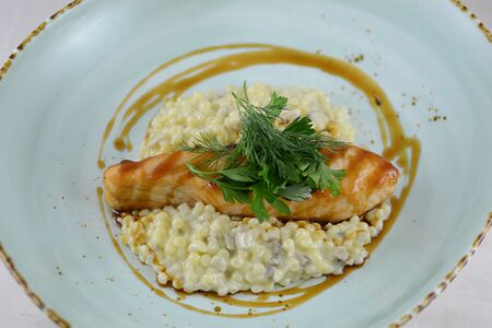 Филе лосося с ризотто из птитима