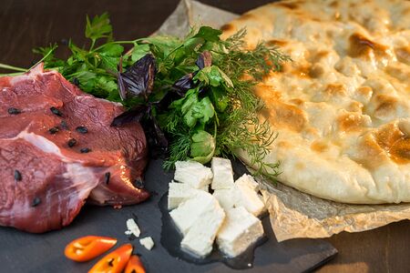 Пирог с говядиной, сыром и зеленью