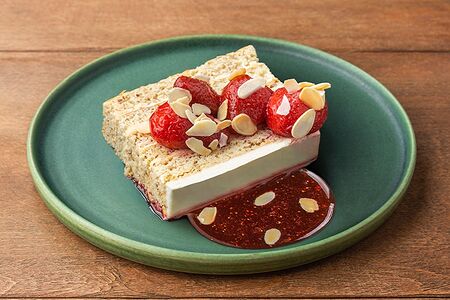 Миндально-клубничный торт