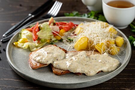 Свинина под сливочно-горчичным соусом