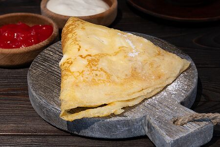 Блин с джемом и сметаной