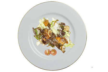 Теплый салат с говядиной