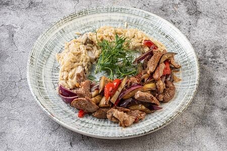 Свинина с овощами и пастой ризони