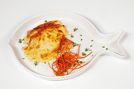 Горбуша, запеченная с морковью под сырной шапочкой