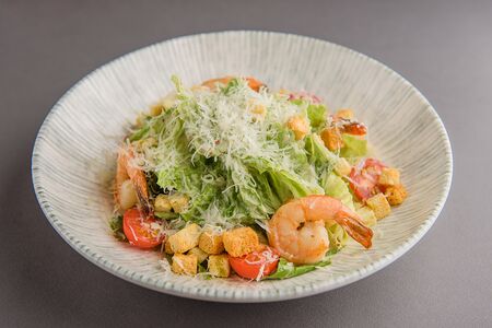 Классический салат Цезарь с креветками