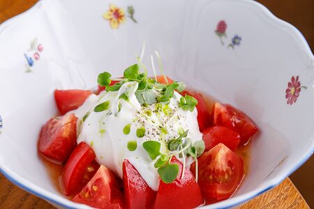 Буррата с томатами