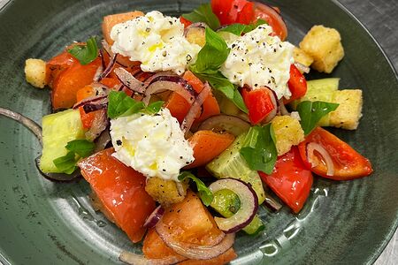 Салат Панцанелла с жареным болгарским перцем и страчателлой