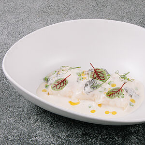 Голубцы с крабом и соусом из сморчков