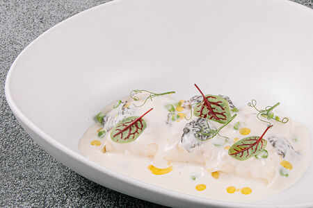 Голубцы с крабом и соусом из сморчков