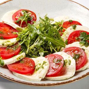 Салат Капрезе с сыром