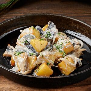 Картофель, жаренный с луком и грибами в сливках