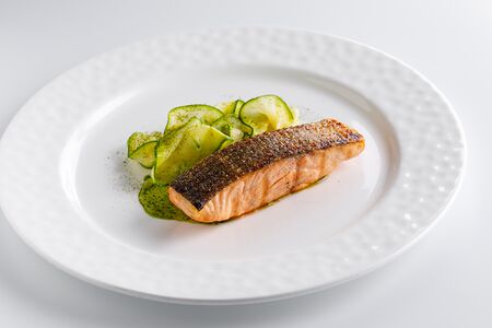 Стейк из лосося с цукини и сливочным соусом