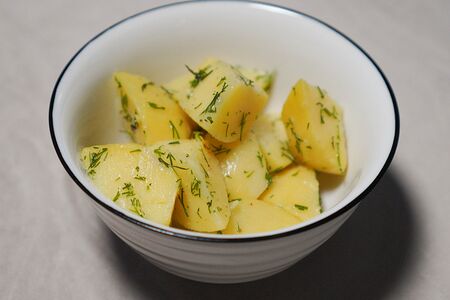 Отварной картофель в чесночном масле