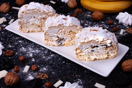 Меренговый рулет с черносливом и орехами