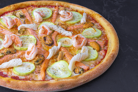 Пицца Дары моря томатная