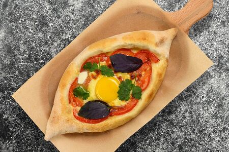 Хачапури по-аджарски с томатами