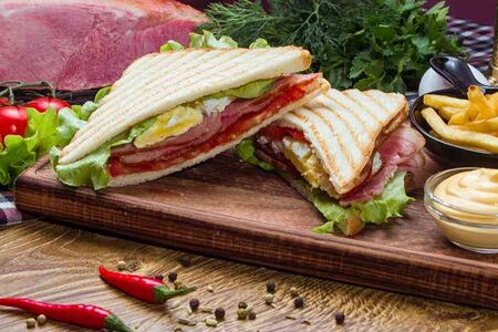 Сэндвич пшеничный с яйцом и беконом