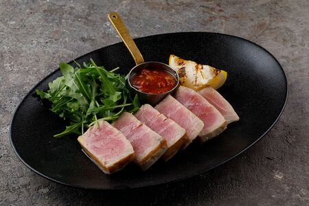 Тунец на гриле с мексиканской сальсой