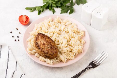 Макароны с мясной котлетой