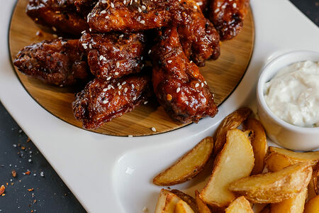 Куриные крылья пикантные с соусом блючиз 12 шт