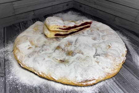 Осетинский пирог с вишней, черной смородиной, красной смородиной, клубникой