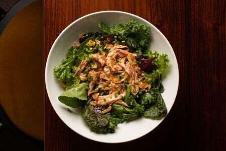 Зелёный салат с семгой горячего копчения