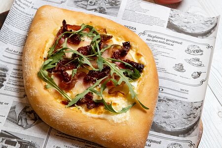 Хачапури с беконом и вялеными томатами